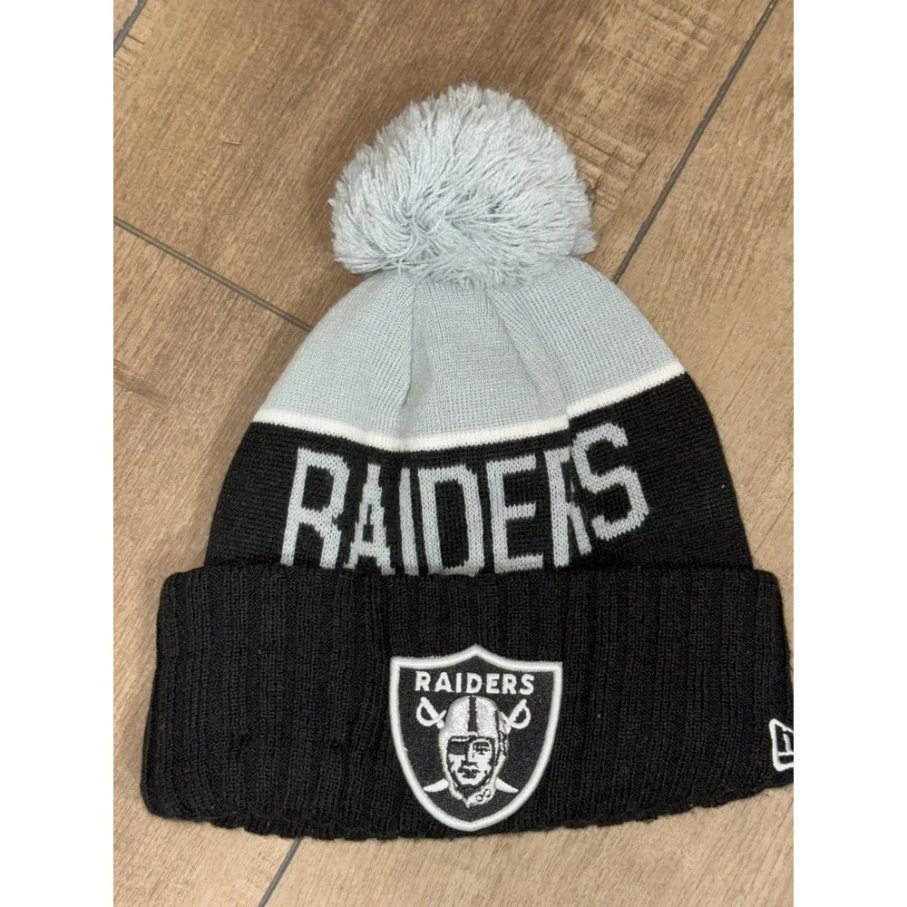 New Era Kids Las Vegas Raiders Pom Pom Beanie Hat Black Silver NFL